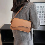 Fashion Women’s Vintage Leather Bagred brown on woman